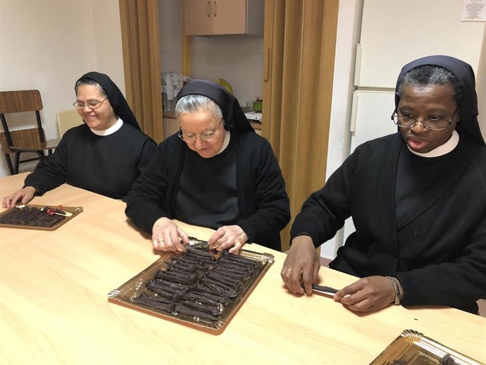 Las religiosas auxiliares de la parroquia de Santa Engracia elaboran el postre 'Clavos de Santa Engracia'.