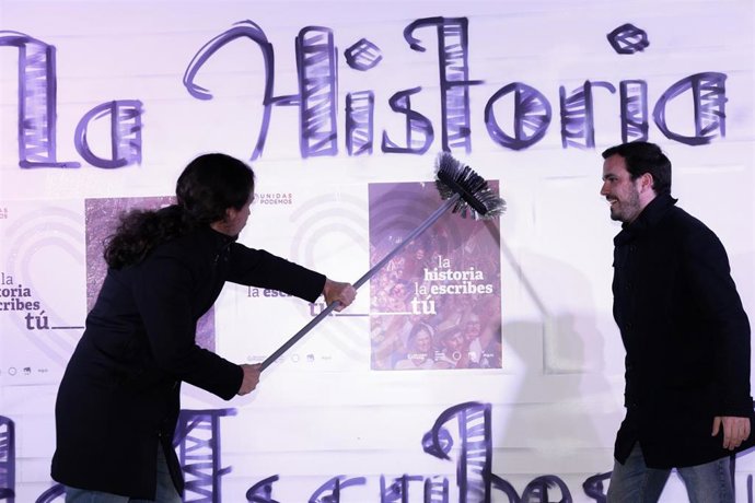 El secretario general de Podemos, Pablo Iglesias, y el coordinador federal de Izquierda Unida, Alberto Garzón, participan en la pegada de carteles y arranque de la campaña electoral de las autonómicas