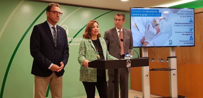 El delegado territorial de Salud y Familias, Carlos Bautista; la delegada del Gobierno andaluz en Málaga, Patricia Navarro, y el delegado de Desarrollo Sostenible, Fernando Fernández, en rueda de prensa.