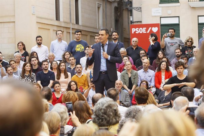 El presidente del gobierno en funciones, Pedro Sánchez durante su intervención en el acto de campaña del PSOE, en Palma de Mallorca (España), a 30 de octubre de 2019.