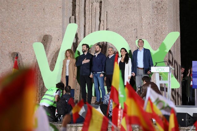 Iván Espinosa de los Monteros, Santiago Abascal, José Antonio Ortega Lara, Rocio Monasterio y Javier Ortega Smith, en el cierre de campaña de Vox para el 28-A en la Plaza de Colón en Madrid