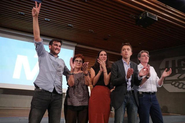 El líder de Más Madrid, Íñigo Errejón (2i), la portavoz de Más Madrid en el Ayuntamiento de la capital, Rita Maestre (3i) y la número dos de la candidatura de Más Madrid al Ayuntamiento de la capital, Marta Higueras (1i), durante la reunión de las bases d