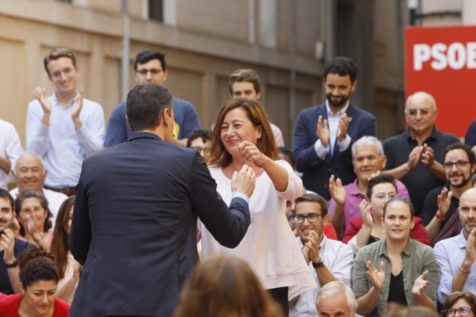 El candidat del PSOE a la Presidncia del Govern, Pedro Sánchez, abraa a Francina Armengol durant el míting a Palma.