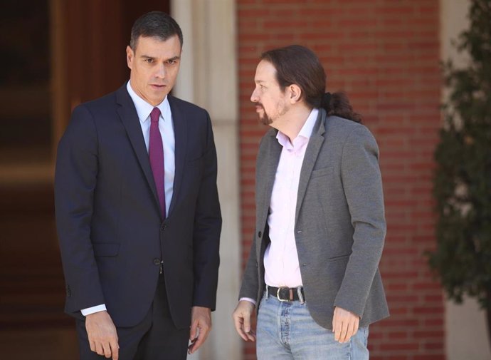 El presidente del Gobierno en funciones, Pedro Sánchez y el secretario general de Podemos, Pablo Iglesias, en Moncloa este mes de octubre.