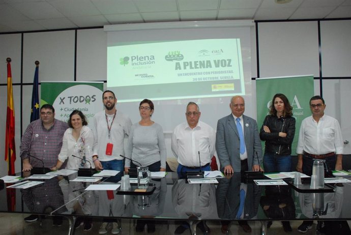 Participantes en el encuentro A plena voz, organizado por Plena Inclusión en la sede del Consejo Audiovisual de Andalucía.