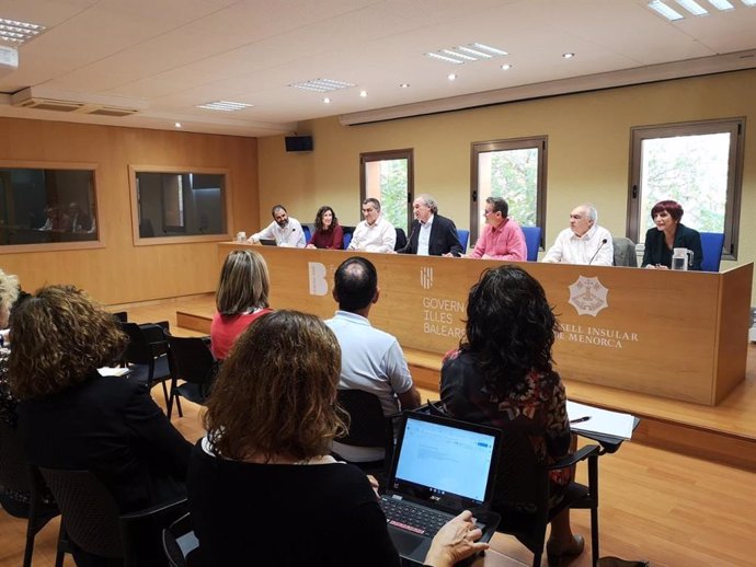 El conseller d'Educació, Martí March, amb directors de centres educatius de Menorca