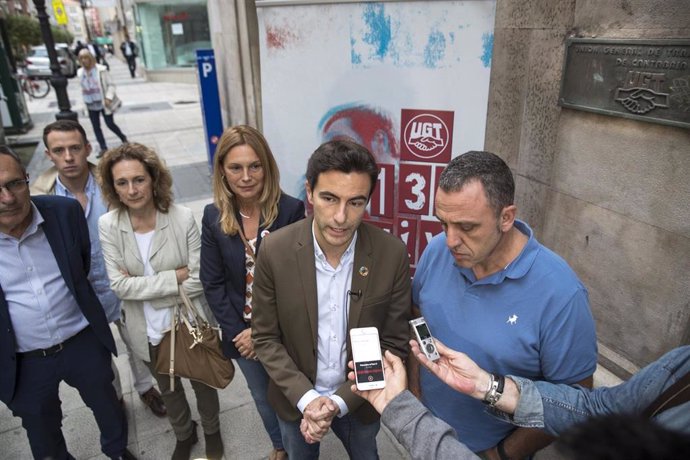El candidato del PSOE por Cantabria al Congreso, Pedro Casares, con el secretario general de UGT, Mariano Carmona