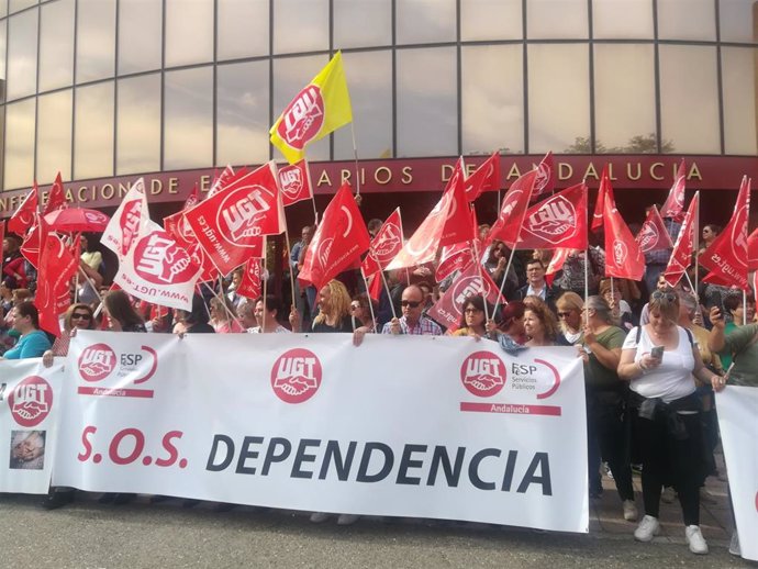 Concentración de trabajadores de la dependencia ante la sede de la CEA en Sevilla.