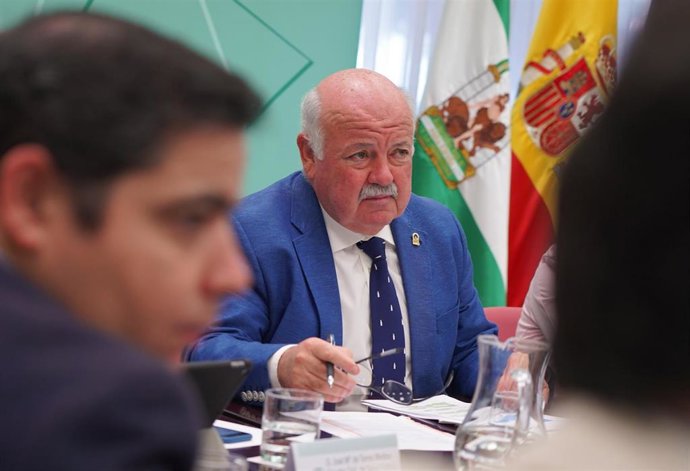 El consejero de Salud y Familia, Jesús Aguirre en rueda de prensa