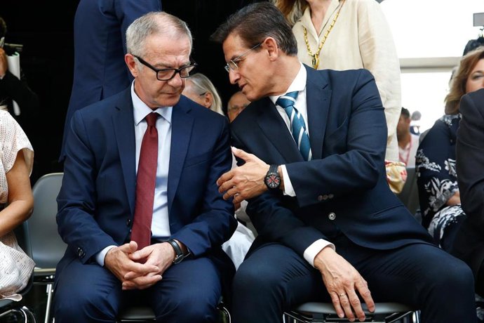 El ministro en funciones de Cultura y Deporte, José Guirao (1i), con el alcalde de la capital granadina, Luis Salvador (2d) en la presentación institucional de la primera gran exposición sobre el poeta y el amor 'Jardín deshecho: Lorca y el amor.