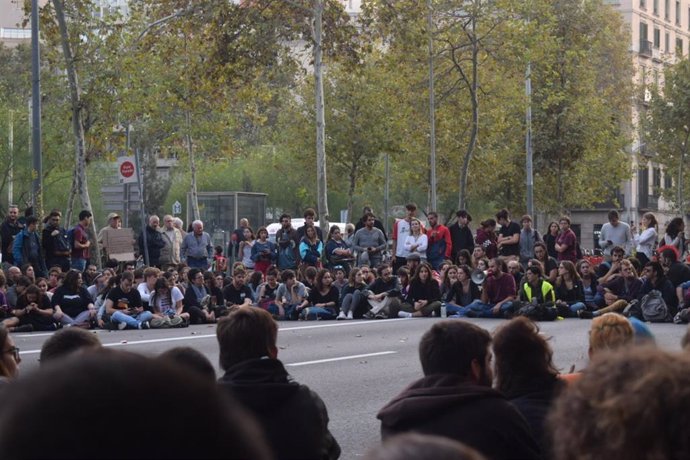 Asamblea de la acampada en plaza Universitat de Barcelona
