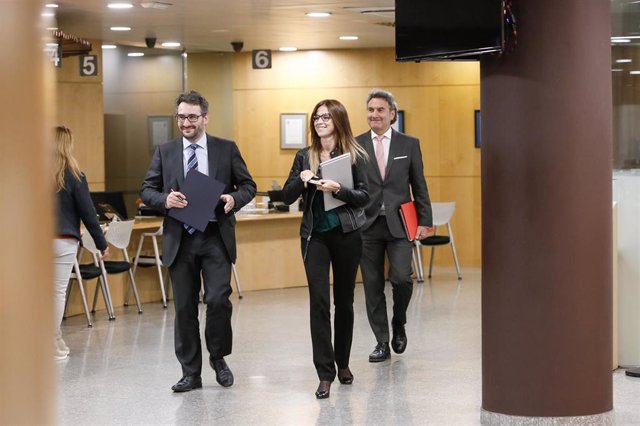 Èric Jover se dirige, acompañado de la ministra de Cultura y Deportes, Sílvia Riva, y del secretario de Estado de Deportes, Justo Ruiz, a la sala de prensa del Edificio Administrativo del Gobierno