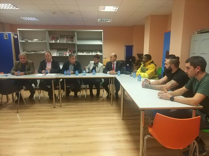 Reunión del PSOE de Soria y José Luis Aceves con miembros de la BRIF de Lubia.