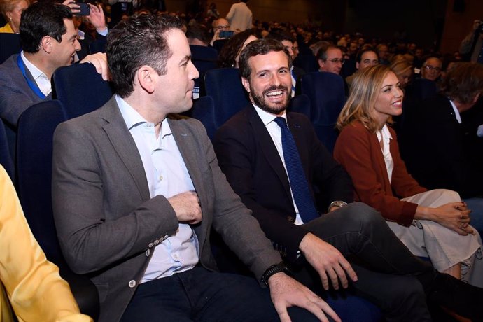 Pablo Casado (i) junto al secretario general del Partido Popular, Teodoro García Egea (d), en la interparlamentaria del PP en la Universidad de Alicante. Alicante, a 26 de octubre de 2019