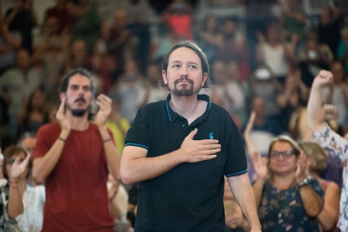 El candidato de Unidas Podemos a la Presidencia del Gobierno, Pablo Iglesias, saluda durante un acto