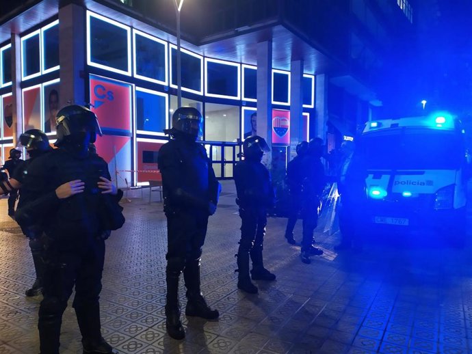 La sede de Cs en Barcelona protegida por antidisturbios ante una protesta de los CDR