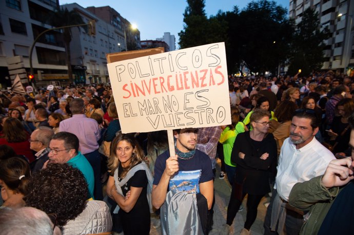 Manifestantes durante la manifestación por el Mar Menor en Cartagena (Murcia), a 30 de octubre de 2019.