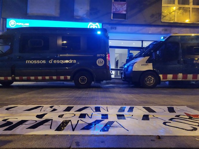 Vehículos antidisturbios de los Mossos d'Esquadra ante la sede del PP en Barcelona