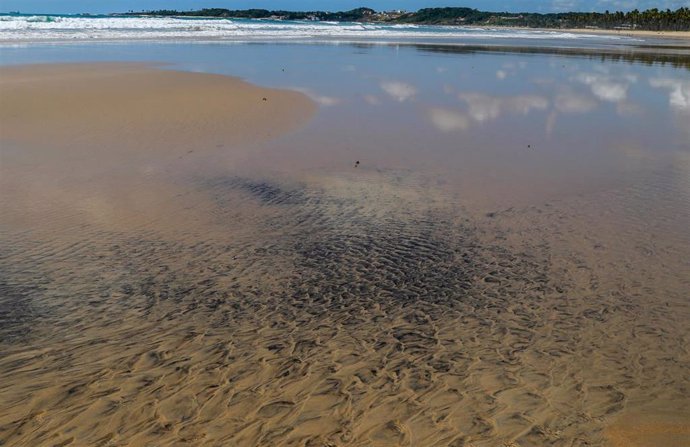 Manchas de petróleo en la playa del cabo de Santo Agostinho