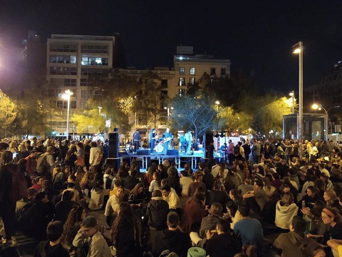 Los jóvenes siguen acampados este miércoles por la noche en la plaza Universitat