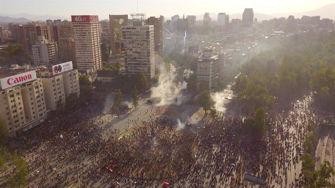 Chile.- Decenas de miles de personas vuelven a protestar contra el Gobierno en C