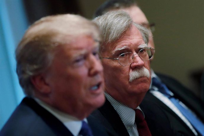 John Bolton junto a Donald Trump