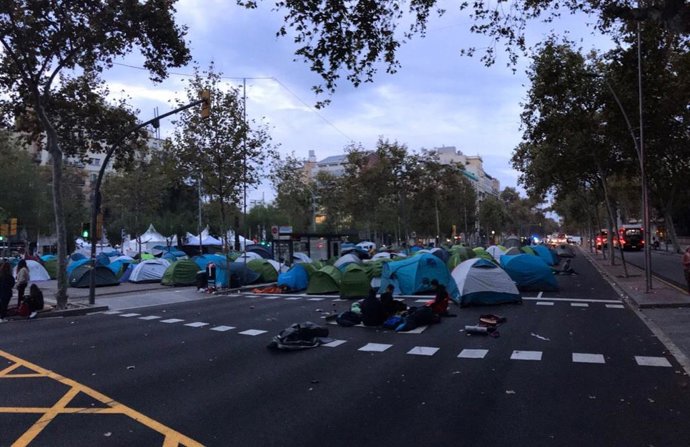 Jóvenes pasan la noche en la plaza Universitat de Barcelona