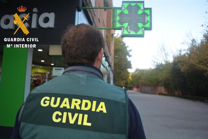 La Guardia Civil detiene a dos personas por falsificación de recetas médicas.