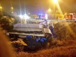 Camión volcado en Camas