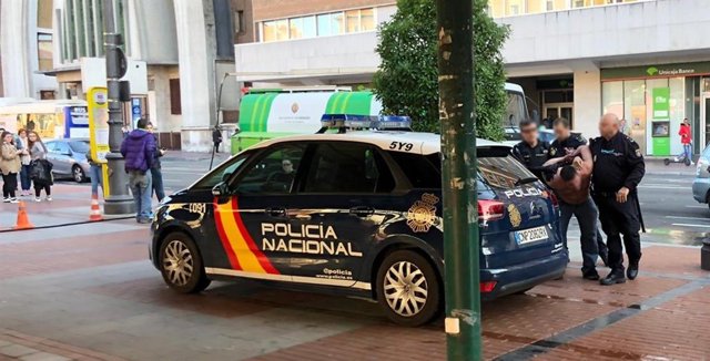 La Policía Nacional ha detenido a un varón por destrozar los escaparates de varios establecimientos en la plaza de España.