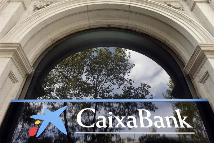 AV.- CaixaBank gana 1.266 millones hasta septiembre, un 28,4% menos por los cost