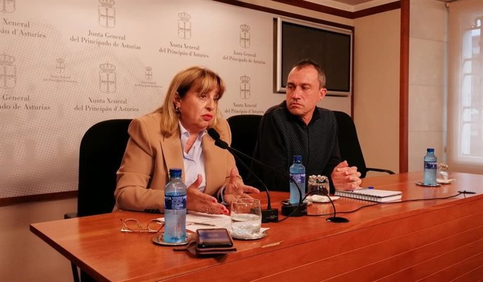 La alcaldesa de Teverga, María Amor Álvarez Ardura y el diputado de IU, Ovidio Zapico.