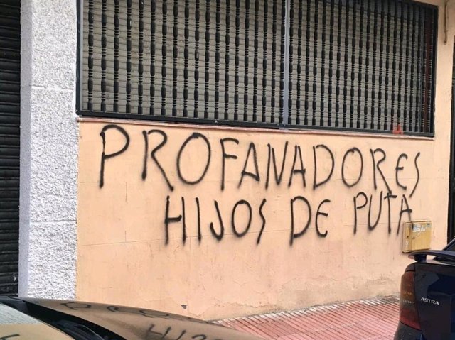 Imagen de las pintadas con insultos al PSOE en la sede socialista de Getafe.