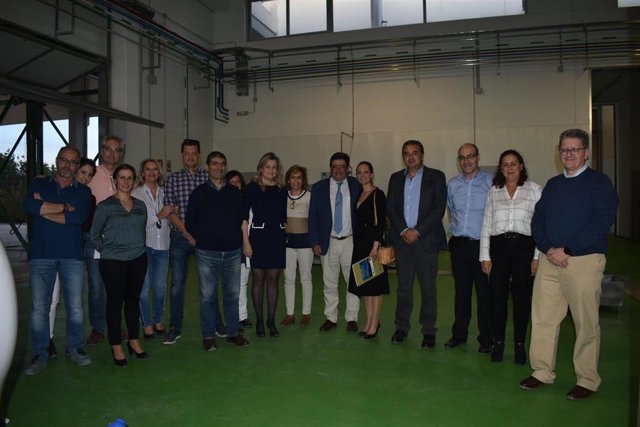 Visita de responsables de la Junta de Andalucía al centro del Ifapa en La Venta del Llano