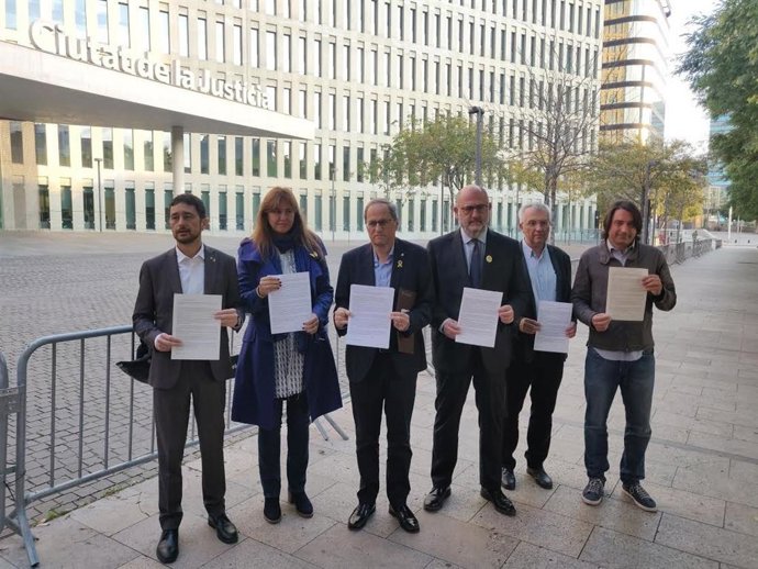 Torra acude a Ciutat de la Justicia para presentar su autoinculpación junto con D.Calvet, L.Borrs, E.Pujol, J.M. Forné y Francesc de Dalmases