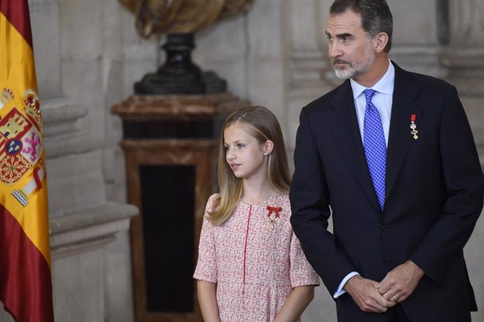 La Princesa de Asturias, Leonor de Borbón y el Rey Felipe VI, durante el acto de imposición de condecoraciones de la Orden del Mérito Civil en el Palacio Real.