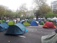 L'acampada de la plaa Universitat supera el centenar de tendes i programa xerrades i taules de debat