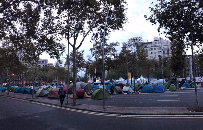 Jóvenes pasan la primera noche en plaza Universitat en la acampada indefinida
