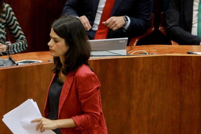 La portavoz de Unidas Podemos Izquierda Unida Madrid en Pie, Isa Serra, abandona la tribuna tras intervenir en el segundo pleno de la investidura de la candidata del PP a la Presidencia de la Comunidad de Madrid en la Asamblea madrileña.
