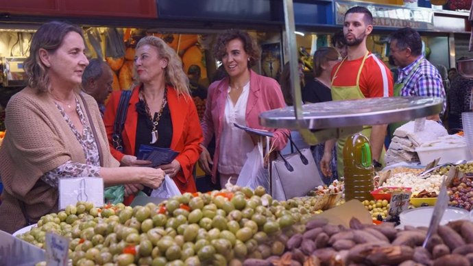 Dolors Montserrat, portavoz del PP en el Parlamento Europeo, y Carolina España, en un reparto informativo en el Mercado de Atarazanas de Málaga capital.