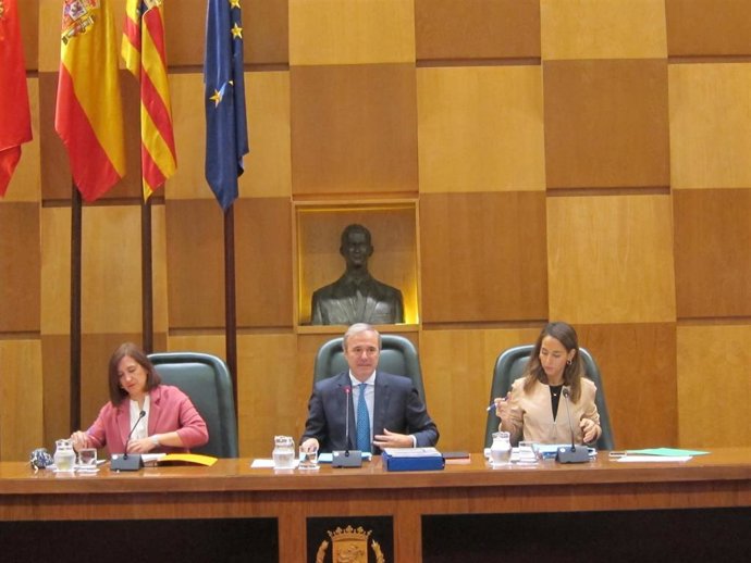 Miembros del equipo de gobierno en el pleno del Ayuntamiento de Zaragoza.