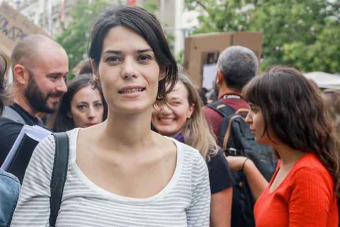 La portavoz de Unidas Podemos en la Asamblea de Madrid, Isa Serra, acude a la sentada ecofeminista por el clima frente al Congreso para mostrar el apoyo a la juventud organizada frente a la crisis climática, en la Plaza de las Cortes el 20 de septiembre