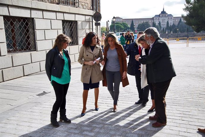 La alcaldesa visita las obras de la calle La Paz en Toledo.