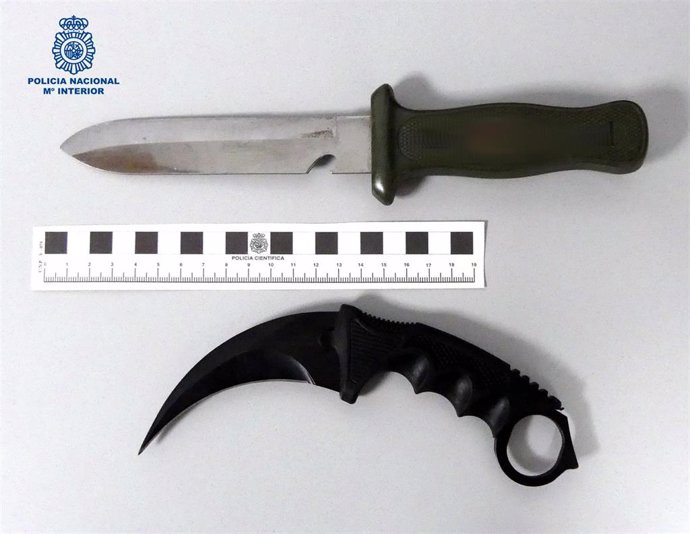 Cuchillos intervenidos al arrestado.