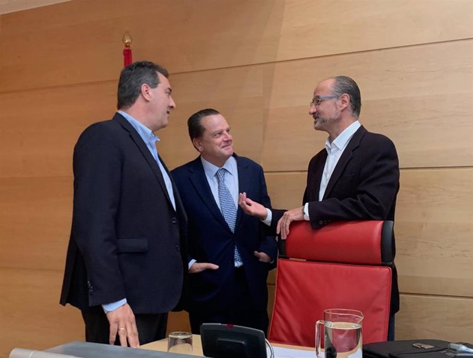 El presidente del Consejo de Cuentas de Castilla y León, Mario Amilivia, conversa con Salvador Cruz (izda) y el presidente de las Cortes, Luis Fuentes (dcha).