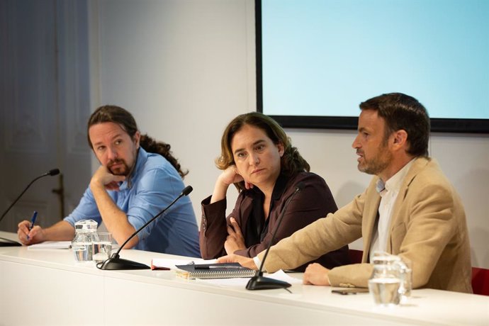(E-D) El secretari general de Podem, Pablo Iglesias; l'alcaldessa de Barcelona, Ada Colau, i el portaveu d'En Comú Podem al Congrés, Jaume Asens.