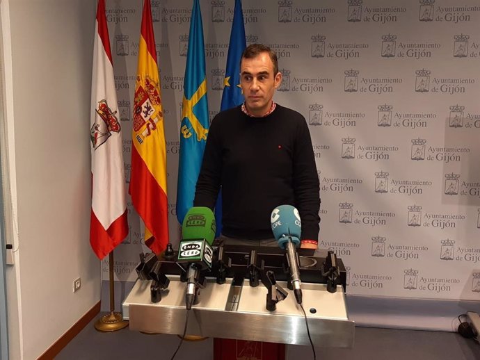 El concejal de Ciudadanos en Gijón Rubén Pérez Carcedo, en rueda de prensa en el Consistorio