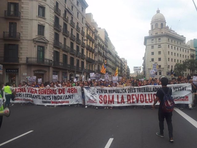 500 Estudiantes Se Manifiestan Por El Centro De Barcelona