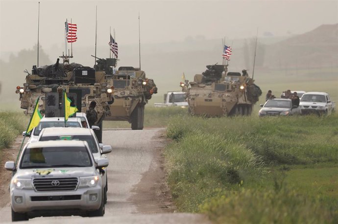 Imagen de archivo de fuerzas militares de Estados Unidos y combatientes de las YPG antes de la retirada ordenada por Trump