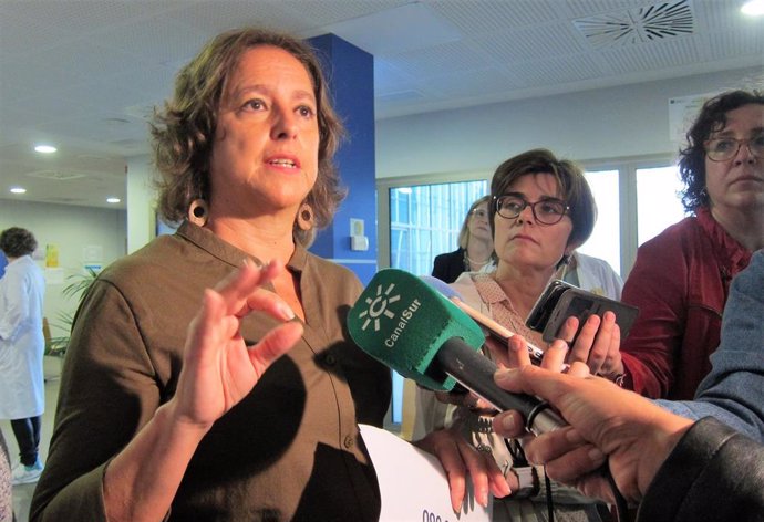 La viceconsejera de Salud, Catalina García, atiende a los periodistas.